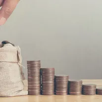 Ile trzeba pracować na mieszkanie w Polsce?